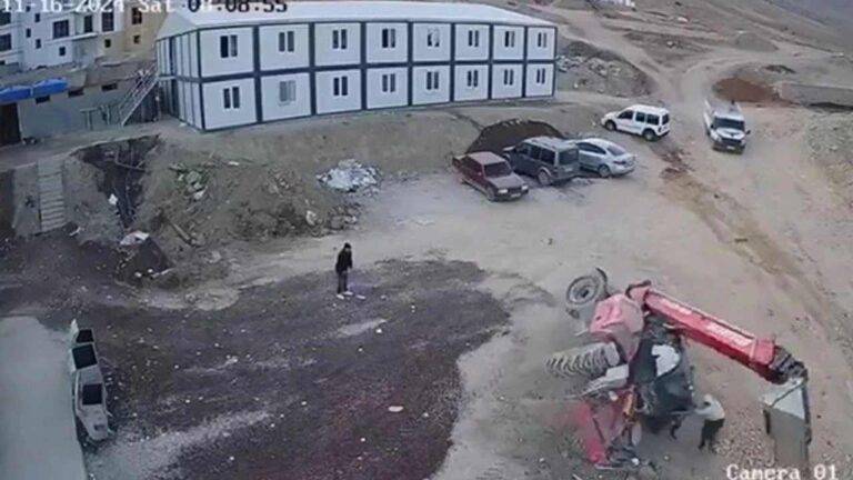 Elazığ'da devrilen iş makinesiniın altında kalan 2 genç işçi hayatını kaybetti! 5 Elazığ'da devrilen iş makinesiniın altında kalan 2 genç işçi hayatını kaybetti!