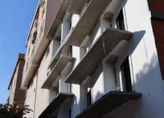 İzmir'de çöken balkondan zemine düşen 39 yaşındaki işçi hayatını kaybetti