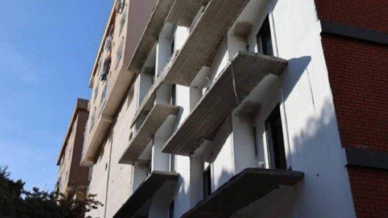 İzmir'de çöken balkondan zemine düşen 39 yaşındaki işçi hayatını kaybetti