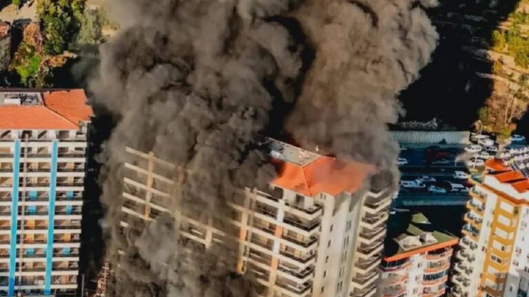Alanya'daki Otel İnşaatında Yangın! 3 Alanya'daki Otel İnşaatında Yangın!