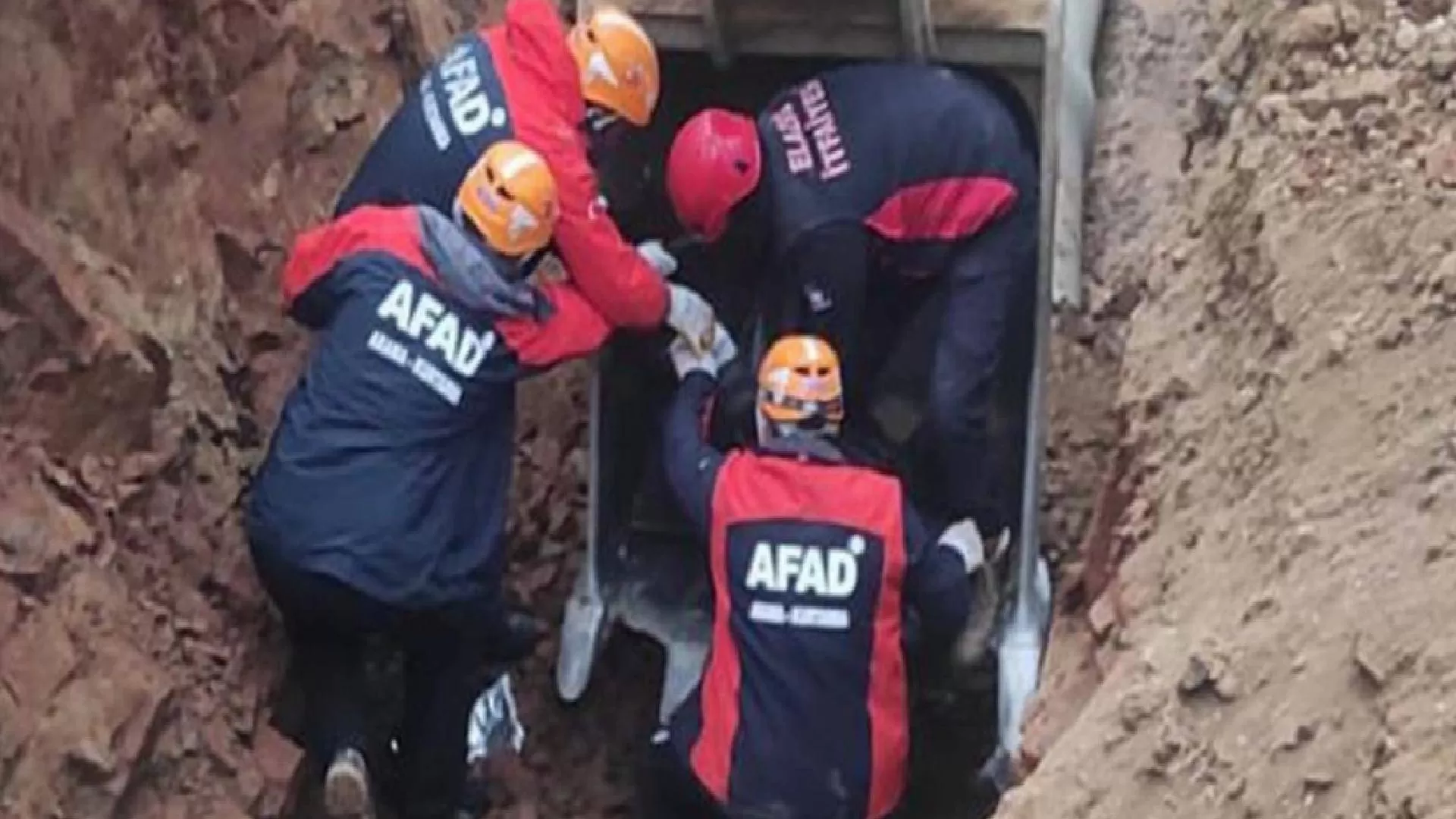 Elazığ'da altyapı kazısında yaşanan göçükte 48 yaşındaki işçi can verdi 1