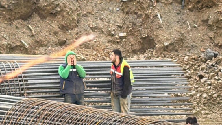 İstanbul'da 1 tonluk kepçe kovasının altında kalan 28 yaşındaki işçi hayatını kaybetti
