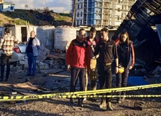 İzmir'de inşaatta sıcak su kazanında patlama: Bir işçi yaşamını kaybetti, 10 işçi yaralandı