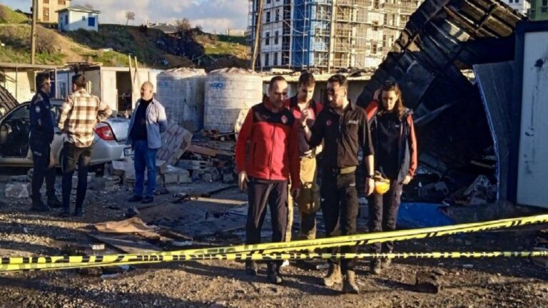 İzmir'de inşaatta sıcak su kazanında patlama: Bir işçi yaşamını kaybetti, 10 işçi yaralandı