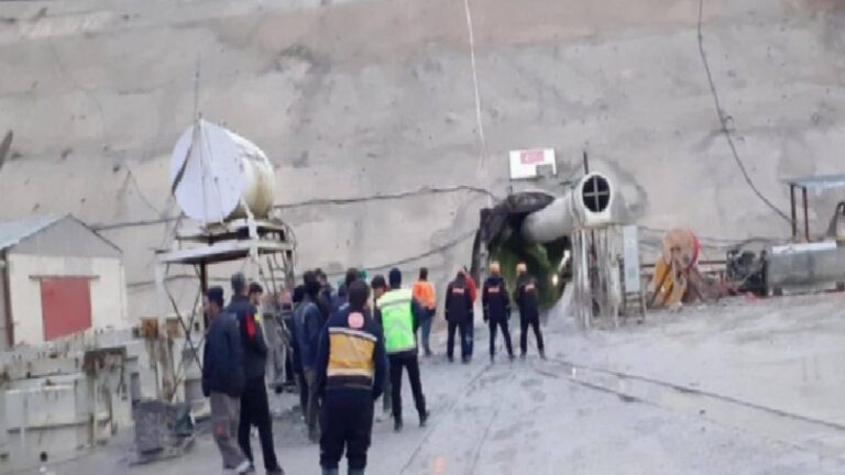 Konya'da baraj tünelinde devrilen vagonun altında kalan işçi hayatını kaybetti