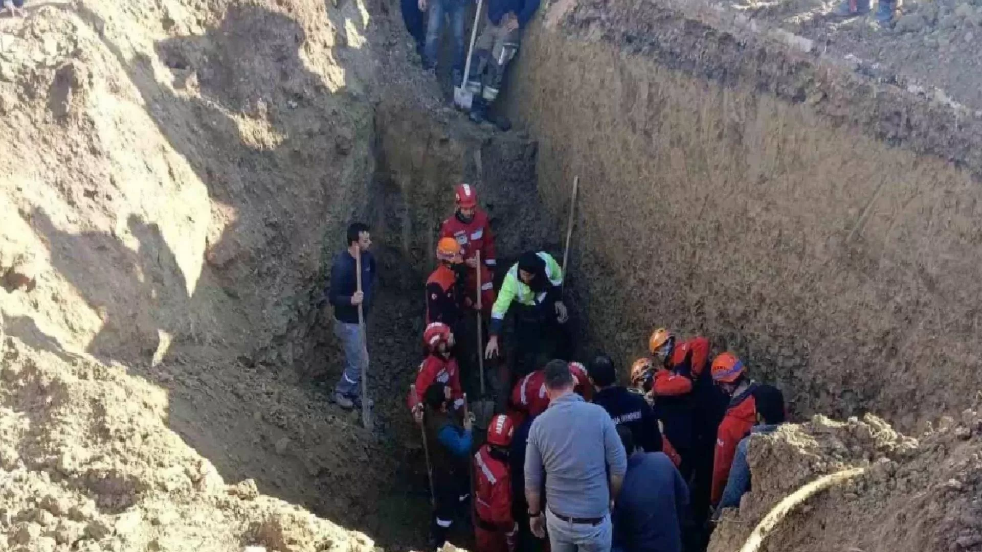 Polatlı'da yaşanan göçükte iki işçi hayatını kaybetti 11 Polatlı'da yaşanan göçükte iki işçi hayatını kaybetti