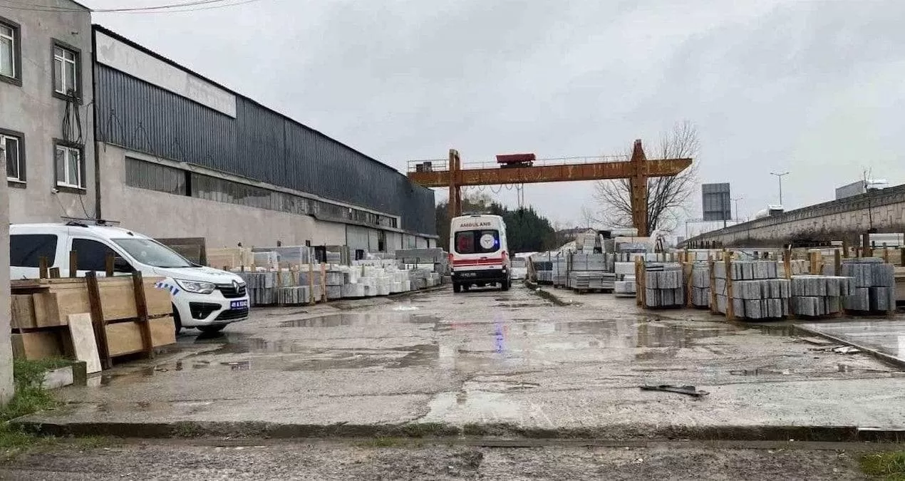 Sakarya’da fabrikada üzerine vinç düşen işçi 22 yaşındaki işçi hayatını kaybetti