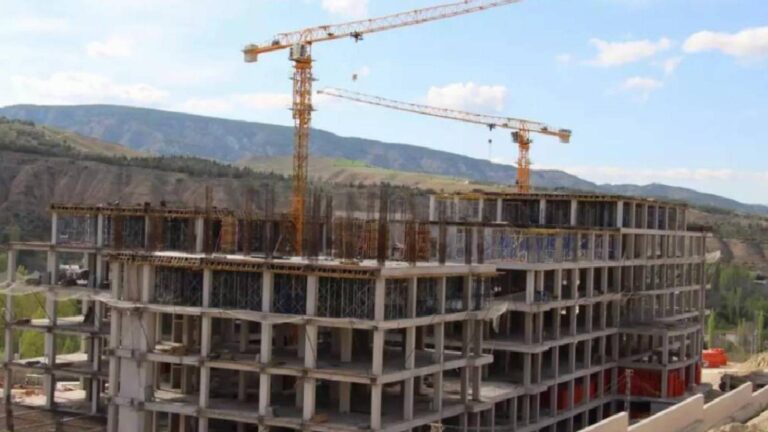 Çankırı'da kule vincinden düşen 54 yaşındaki işçi yaşamını yitirdi
