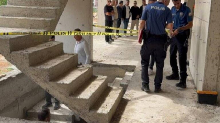 Antalya'da 26 yaşındaki işçi işe başladığı gün 4'üncü kattan düşerek yaşamını kaybetti! 11 Antalya'da 26 yaşındaki işçi işe başladığı gün 4'üncü kattan düşerek yaşamını kaybetti!