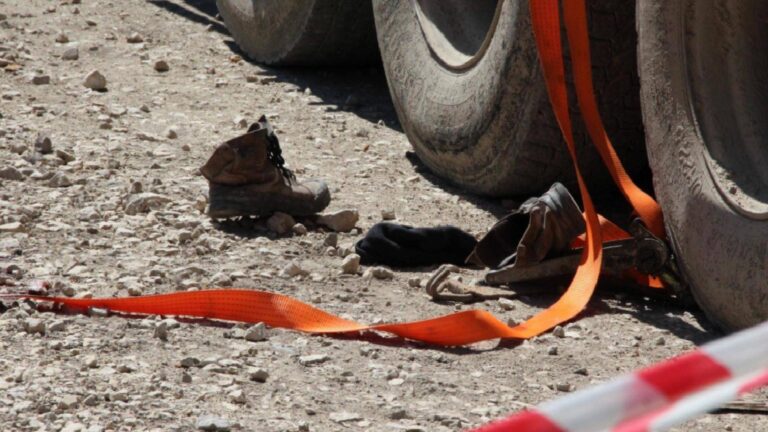 Sakarya'da üzerine tonlarca tomruk devrilen işçi hayatını kaybetti! 7 Sakarya'da üzerine tomruk devrilen 38 yaşındaki işçi hayatını kaybetti!