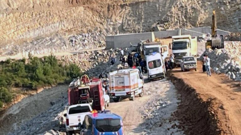 Adana'da baraj göleti inşaatında göçük altında kalan işçi hayatını kaybetti 7 Adana'da baraj göleti inşaatında göçük altında kalan işçi hayatını kaybetti