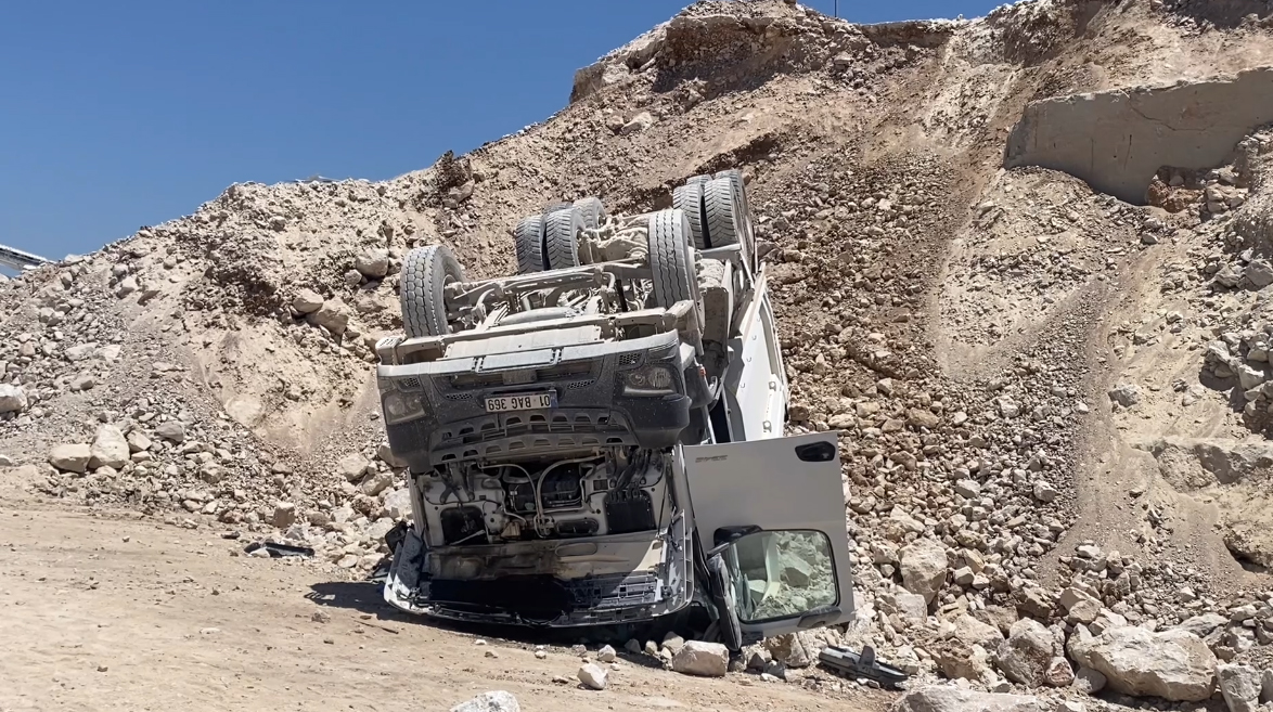 Adana'da kum ocağında devrilen kamyona sıkışan 59 yaşındaki işçi yaşamını kaybetti