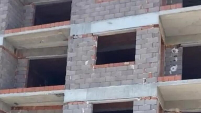 Alaşehir'de inşaattan düşen 45 yaşındaki işçi yaşamını kaybetti 5 Alaşehir'de inşaattan düşen 45 yaşındaki işçi yaşamını kaybetti