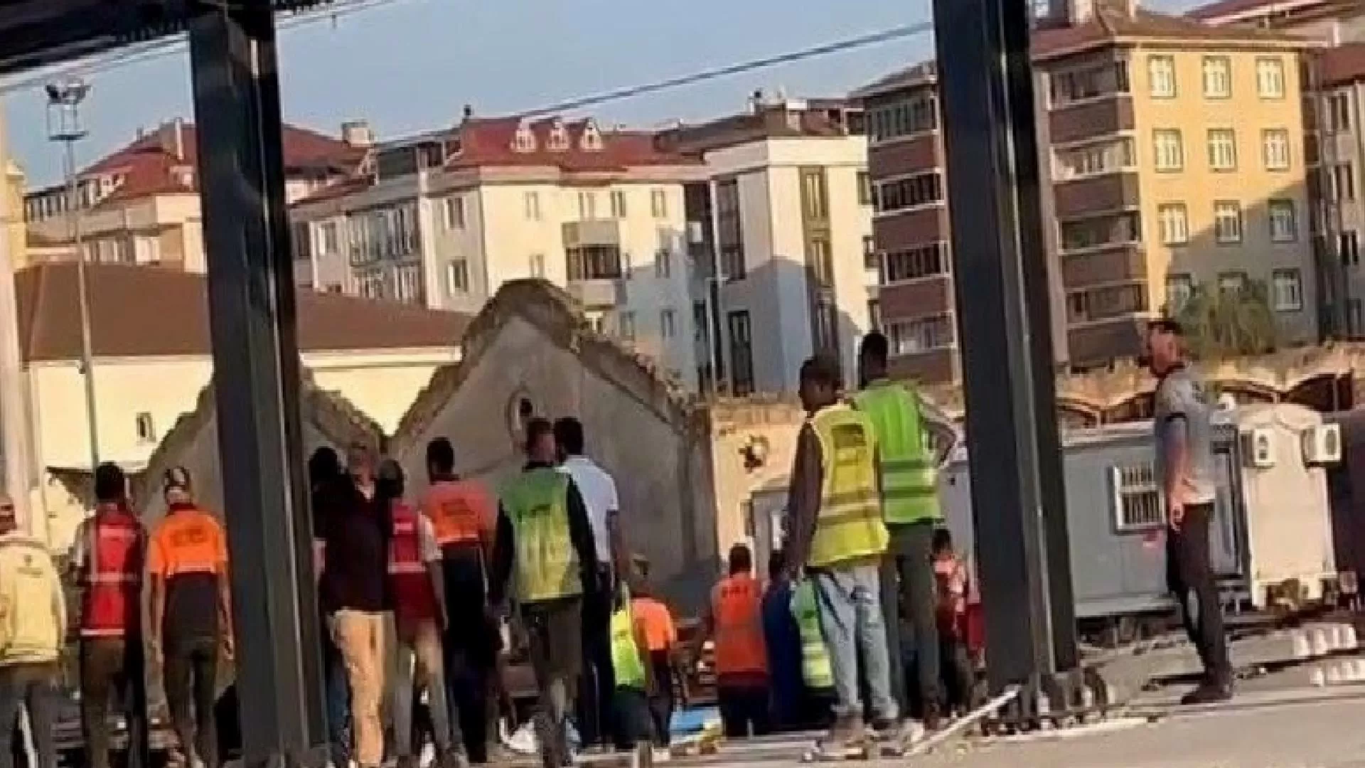 Tren istasyonunda işçi, elektrik akımına kapılarak ağır yaralandı