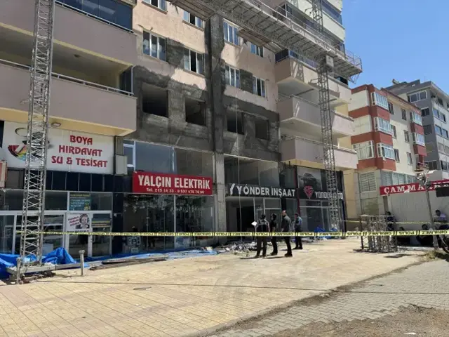 Kahramanmaraş'ta inşaat iskelesi çöktü: 2 işçi hayatını kaybetti, 1 işçi ağır yaralı 3 Kahramanmaraş'ta inşaat iskelesi çöktü: 2 işçi hayatını kaybetti, 1 işçi ağır yaralı 2