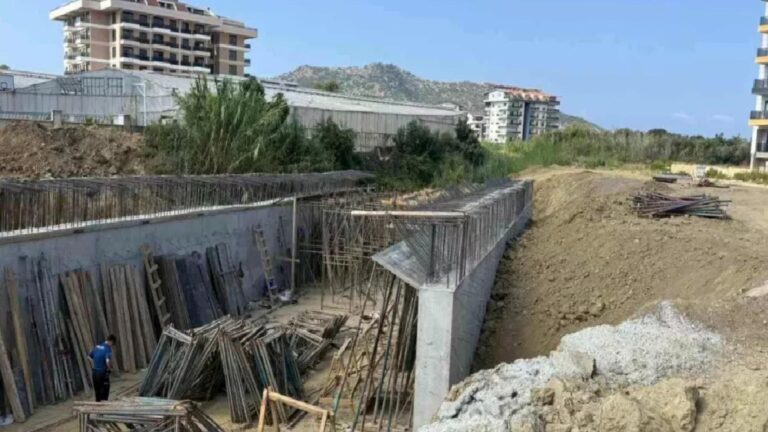 Antalya'da yüksekten düşen 67 yaşındaki işçi hayatını kaybetti 8 Antalya'da yüksekten düşen 67 yaşındaki işçi hayatını kaybetti 3