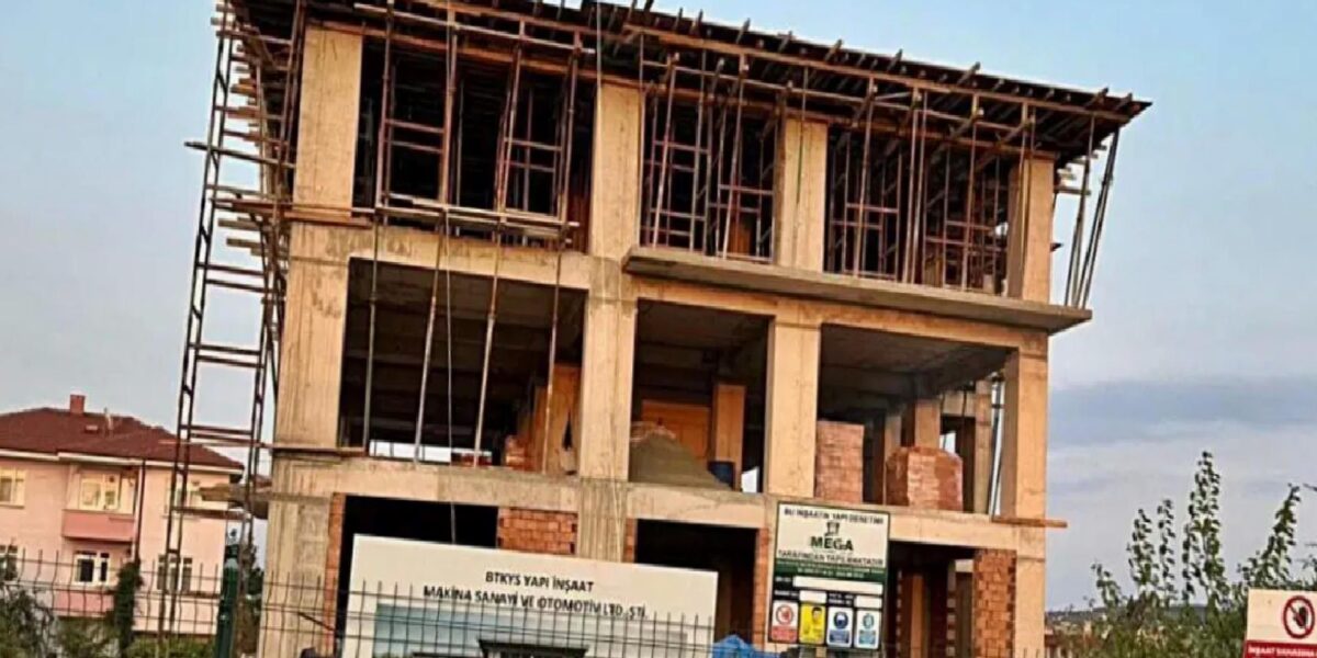 Sakarya'da inşaatın 3. katından düşen 60 yaşındaki işçi hayatını kaybetti