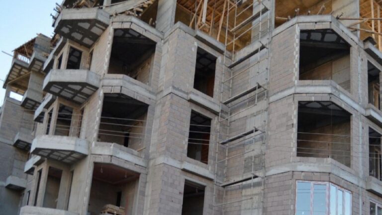 Aksaray'da inşaattan düşen işçi hayatını kaybetti 1 Aksaray'da inşaattan düşen işçi hayatını kaybetti