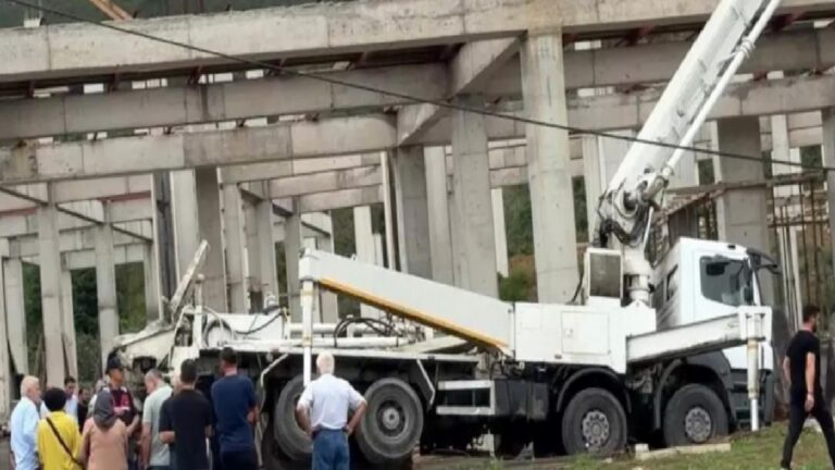 Ordu'da beton mikseri devrildi: 26 yaşındaki işçi hayatını kaybetti 12 Ordu'da beton mikseri devrildi: 26 yaşındaki işçi hayatını kaybetti