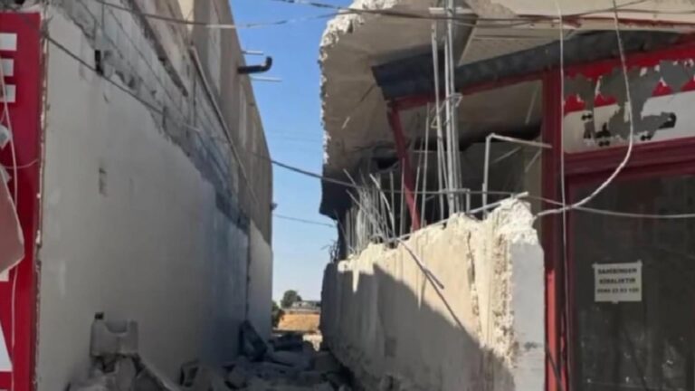 Şanlıurfa'da tadilat sırasında tavan çöktü: 1 işçi yaşamını kaybetti 3 Şanlıurfa'da tadilat sırasında tavan çöktü: 1 işçi yaşamını kaybetti