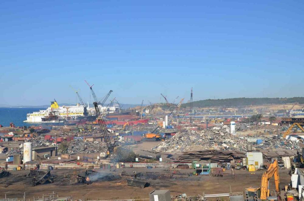 İzmir'de gemi söküm bölgesinde 45 yaşındaki işçi yüksekten düşerek hayatını kaybetti