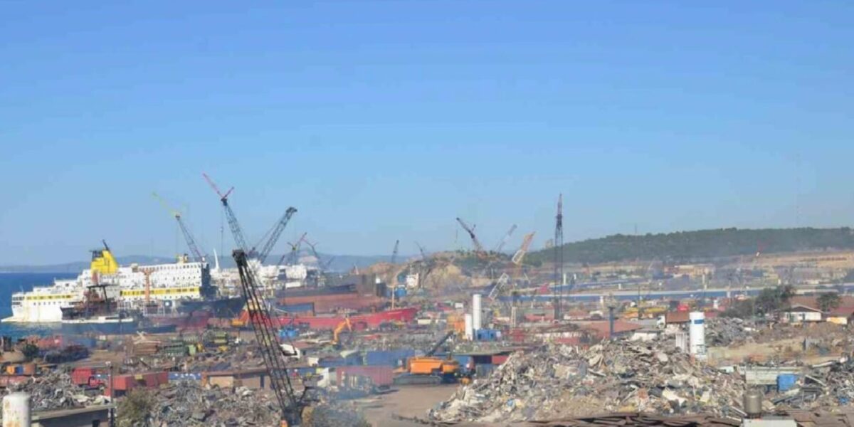 İzmir'de gemi söküm bölgesinde 45 yaşındaki işçi yüksekten düşerek hayatını kaybetti