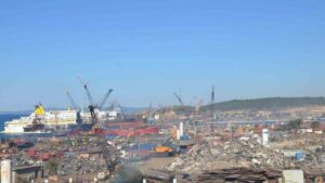 İzmir'de gemi söküm bölgesinde 45 yaşındaki işçi yüksekten düşerek hayatını kaybetti