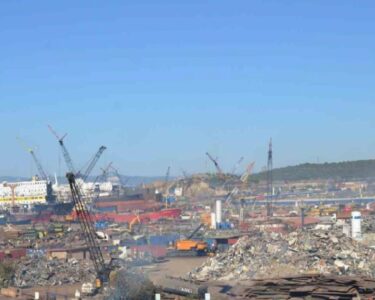 İzmir'de gemi söküm bölgesinde 45 yaşındaki işçi yüksekten düşerek hayatını kaybetti