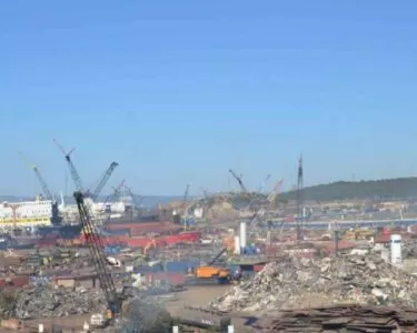 İzmir'de gemi söküm bölgesinde 45 yaşındaki işçi yüksekten düşerek hayatını kaybetti