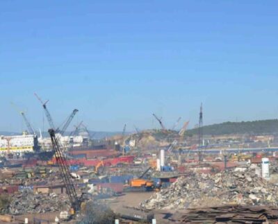 İzmir'de gemi söküm bölgesinde 45 yaşındaki işçi yüksekten düşerek hayatını kaybetti