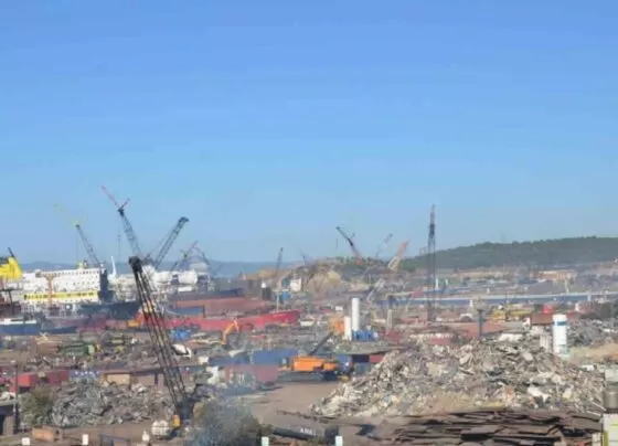 İzmir'de gemi söküm bölgesinde 45 yaşındaki işçi yüksekten düşerek hayatını kaybetti