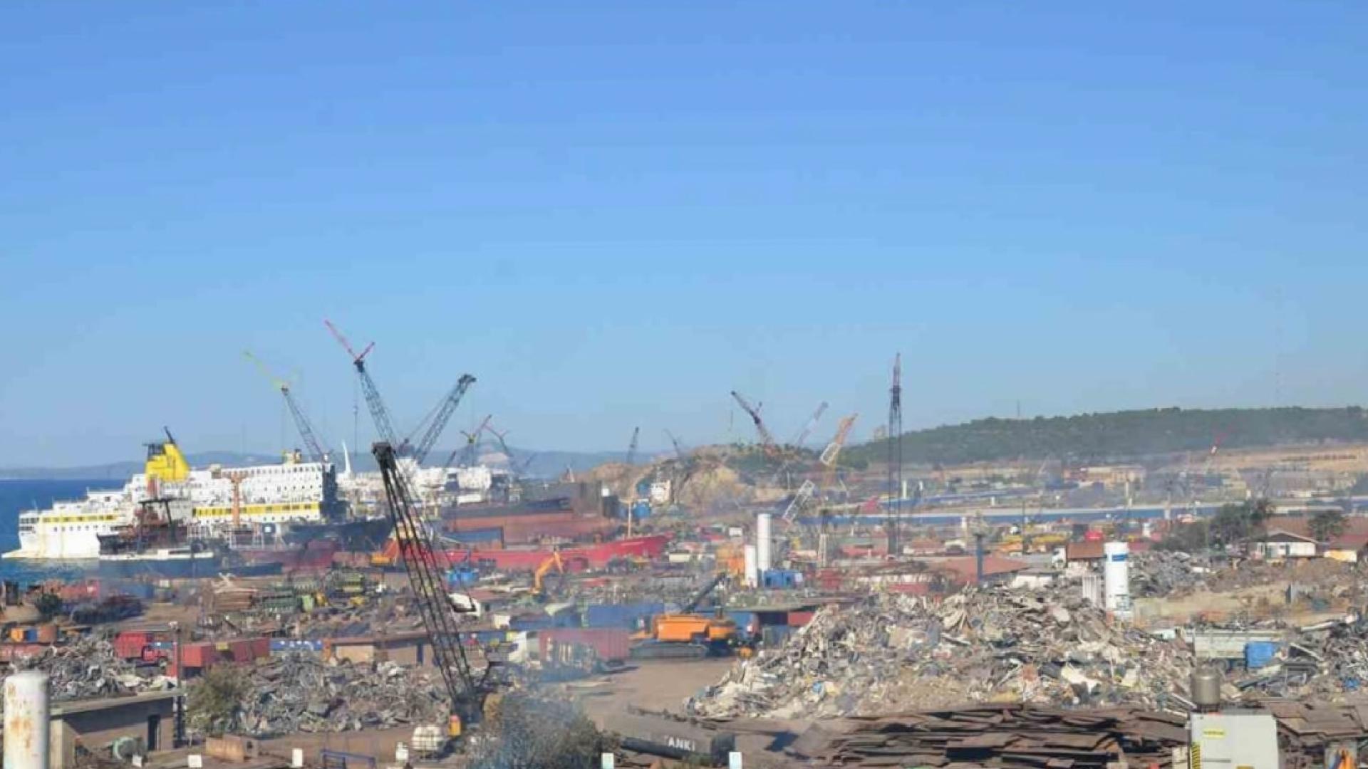 İzmir’de gemi söküm bölgesinde 45 yaşındaki işçi yüksekten düşerek hayatını kaybetti