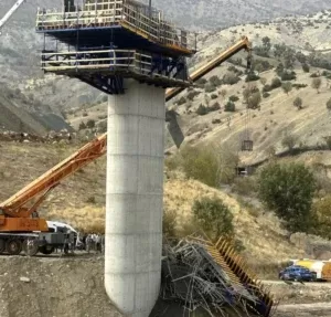 Diyarbakır'da viyadük inşaatında iskele çöktü: 3 işçi hayatını kaybetti