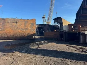 İzmir Aliağa'da üzerine gemi parçası düşen 44 yaşındaki işçi hayatını kaybetti 1 İzmir Aliağa'da üzerine gemi parçası düşen 44 yaşındaki işçi hayatını kaybetti