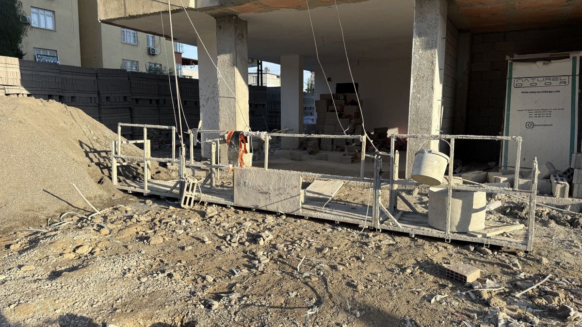 Adana'da inşaatın 4. katından düşen 45 yaşındaki işçi hayatını kaybetti 1 Adana'da inşaatın 4. katından düşen 45 yaşındaki işçi hayatını kaybetti