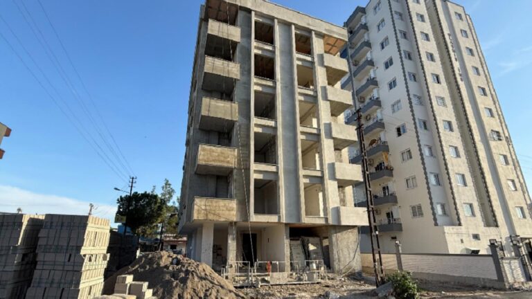 Adana'da inşaatın 4. katından düşen 45 yaşındaki işçi hayatını kaybetti