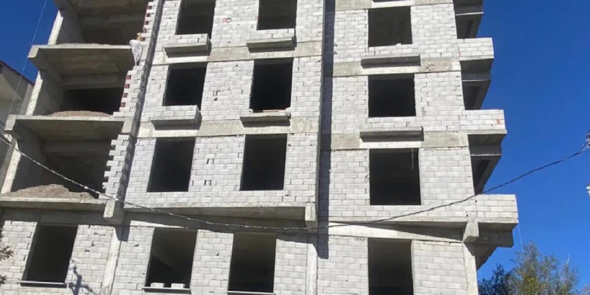 Ağrı'da inşaattan düşen betonun çarpması sonucu 48 yaşındaki işçi yaşamını kaybetti