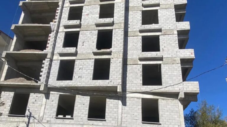 Ağrı'da inşaattan düşen betonun çarpması sonucu 48 yaşındaki işçi yaşamını kaybetti