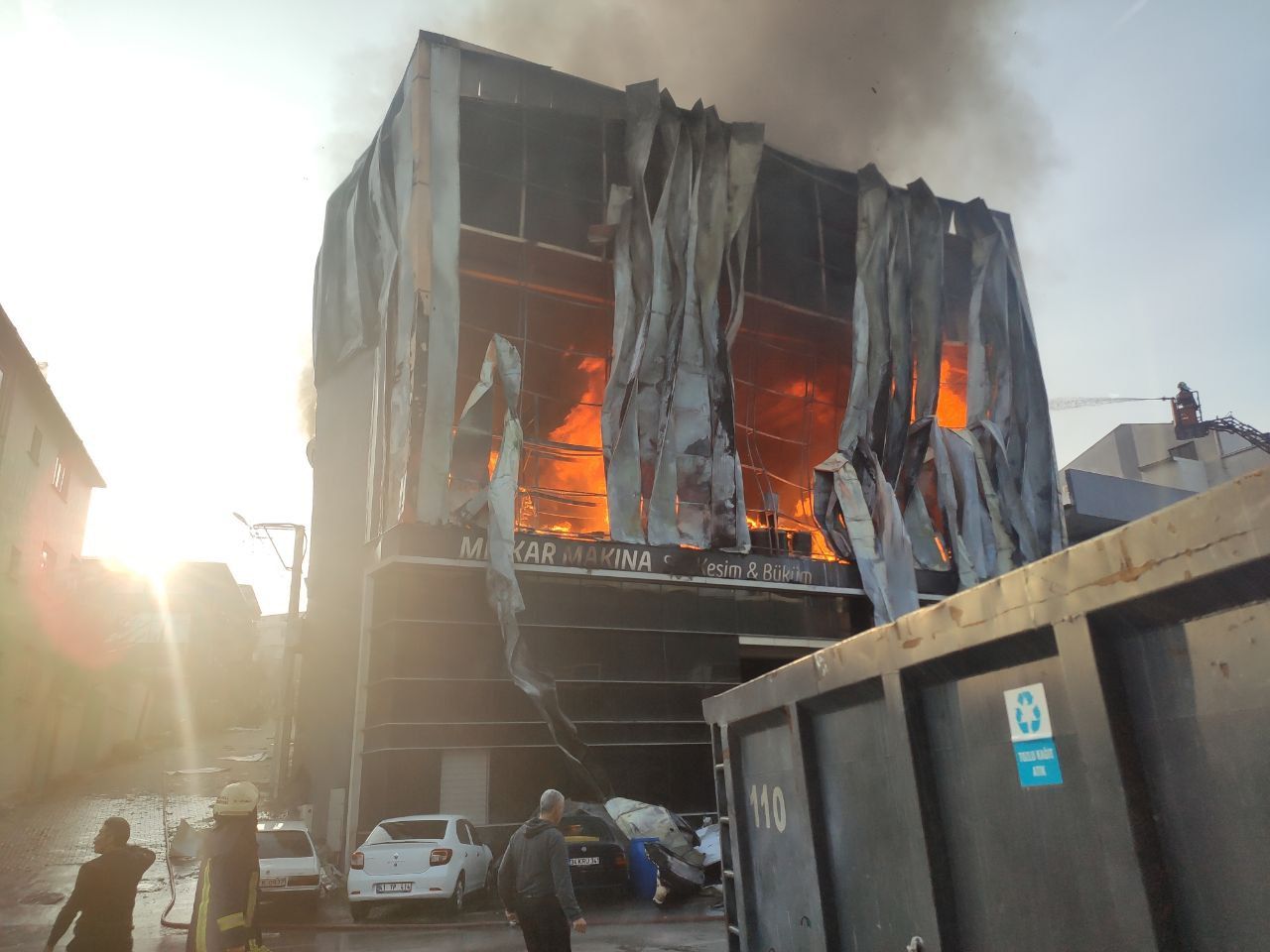 Kocaeli'de kozmetik fabrikasında çıkan yangında 6 işçi hayatını kaybetti 1 Kocaeli'de kozmetik fabrikasında çıkan yangında 6 işçi hayatını kaybetti