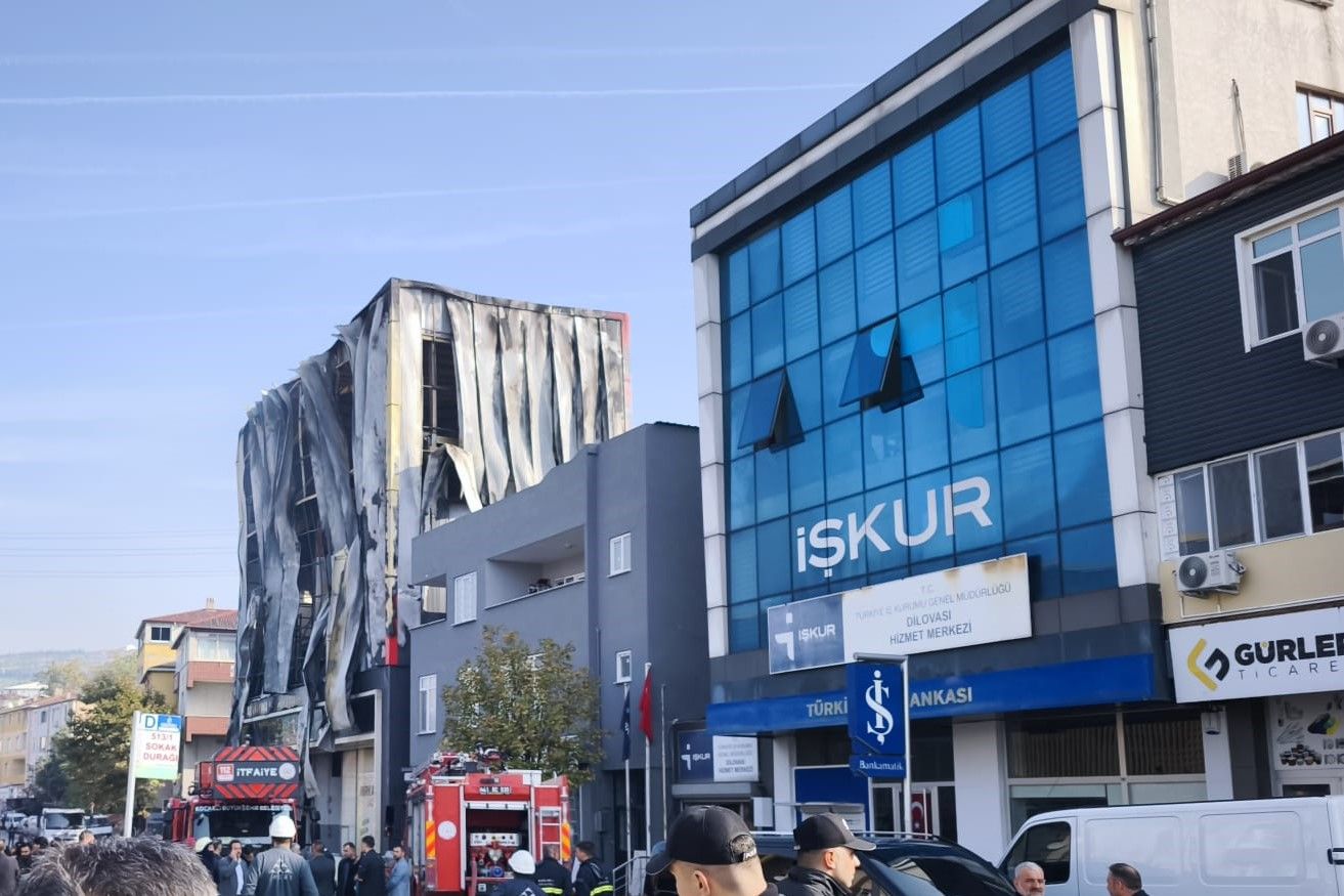 Kocaeli'de kozmetik fabrikasında çıkan yangında 6 işçi hayatını kaybetti 2 Kocaeli'de kozmetik fabrikasında çıkan yangında 6 işçi hayatını kaybetti