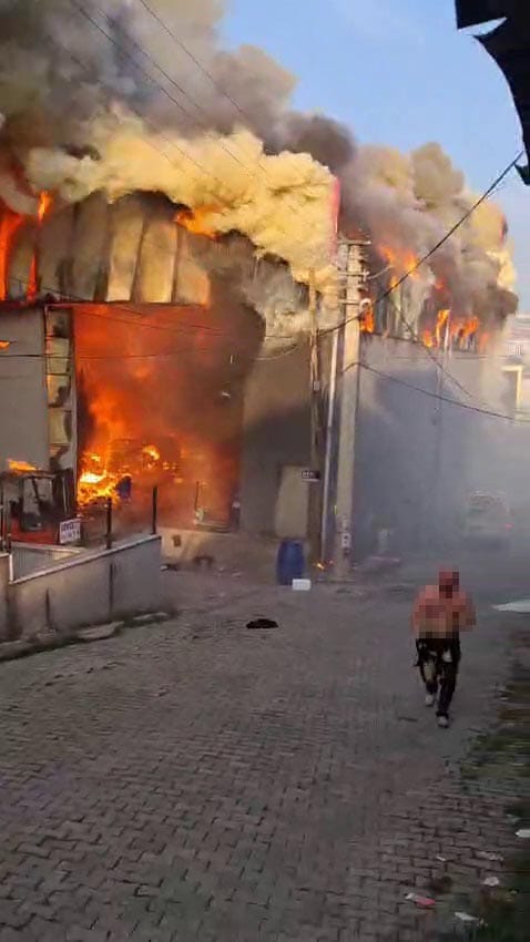 Kocaeli'de kozmetik fabrikasında çıkan yangında 6 işçi hayatını kaybetti 4 Kocaeli'de kozmetik fabrikasında çıkan yangında 6 işçi hayatını kaybetti 1