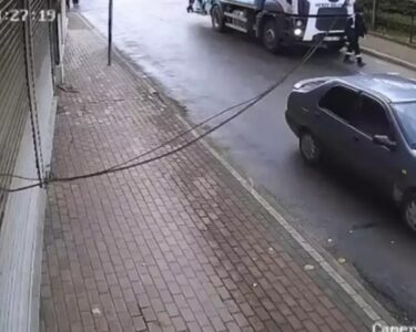 Kocaeli'nde çöp kamyonunun altında kalan 45 yaşındaki işçi hayatını kaybetti