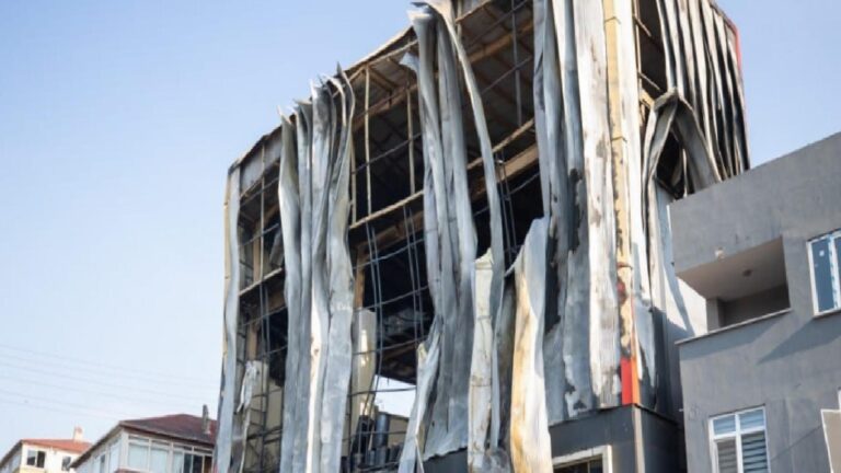 Kozmetik fabrikasında yanarak ölen çocuk işçiyi 16 saat çalıştırmışlar