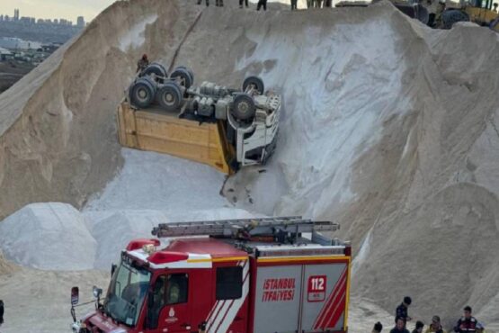 Çatalca'da kamyonun kasası ile şasisi arasında kalan 64 yaşındaki emekli işçi yaşamını yitirdi