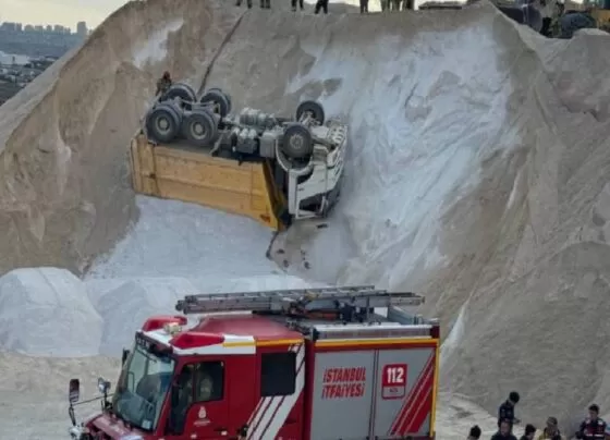 Çatalca'da kamyonun kasası ile şasisi arasında kalan 64 yaşındaki emekli işçi yaşamını yitirdi