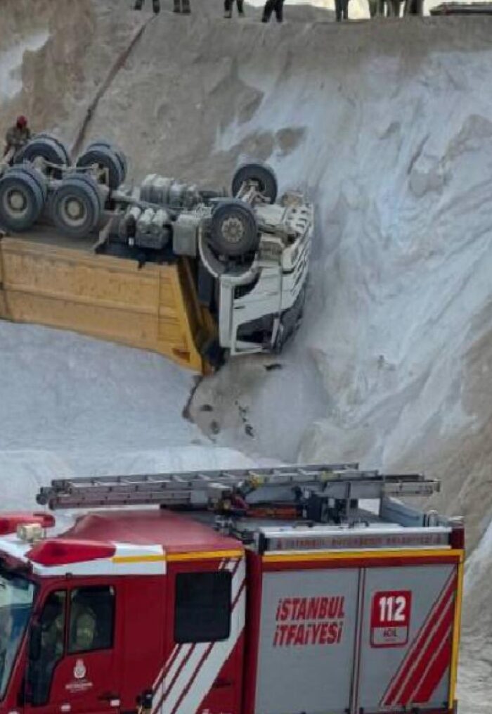 Çatalca'da kamyonun kasası ile şasisi arasında kalan 64 yaşındaki emekli işçi yaşamını yitirdi