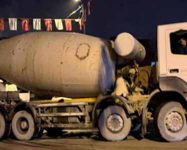 İstanbul'da beton mikserinin içine düşen işçi hayatını kaybetti 1