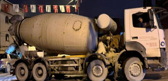 İstanbul'da beton mikserinin içine düşen işçi hayatını kaybetti 1