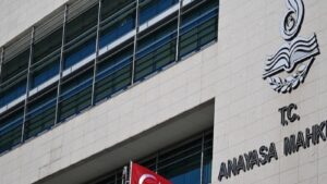 AYM’den emsal karar: İşten çıkarılan işçiye hem maaş farkı hem tazminat verilecek! 1