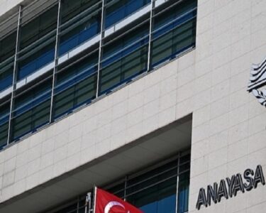 AYM’den emsal karar: İşten çıkarılan işçiye hem maaş farkı hem tazminat verilecek! 2